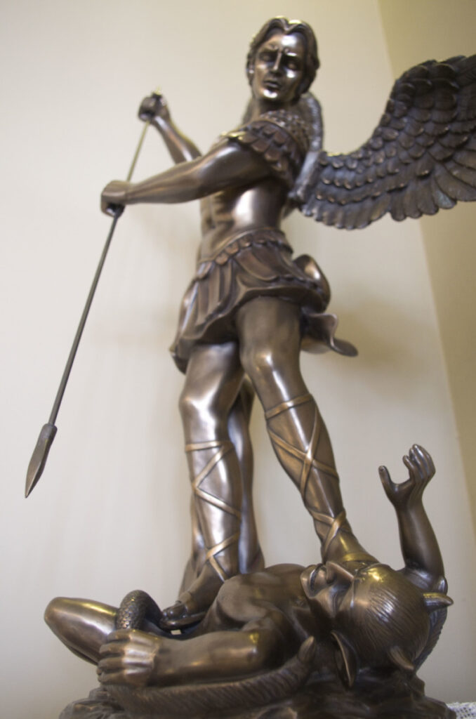 Brązowa figura św. Michała Archanioła z włócznią, pokonującego szatana